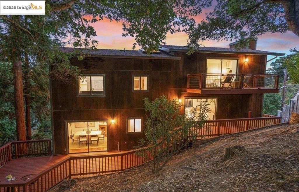 6861 Saroni Dr, Oakland, CA 94611