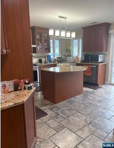 8 William Street, Saddle Brook, NJ 07663