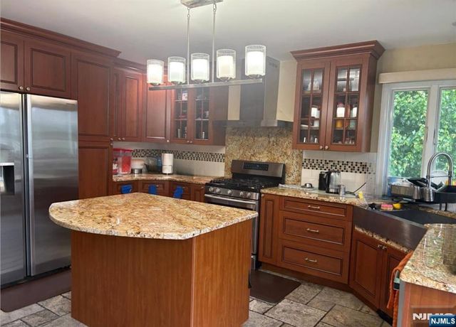 8 William Street, Saddle Brook, NJ 07663