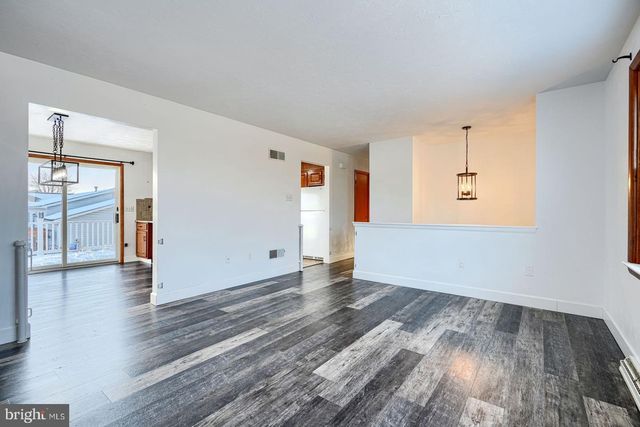 406 3RD, Mcsherrystown, PA 17344