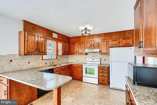 406 3RD, Mcsherrystown, PA 17344