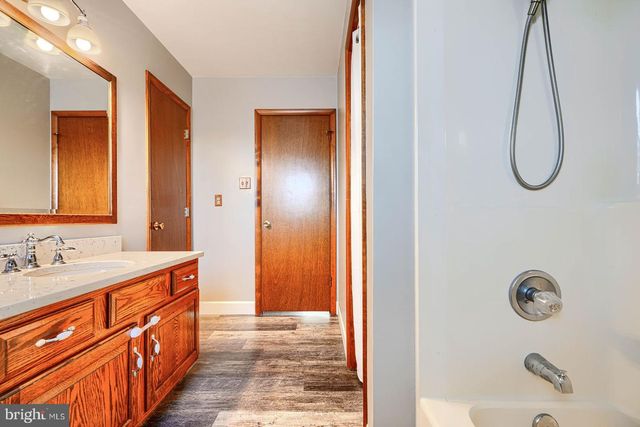 406 3RD, Mcsherrystown, PA 17344