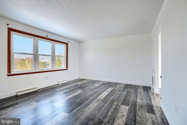 406 3RD, Mcsherrystown, PA 17344