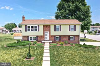 406 3RD, Mcsherrystown, PA 17344