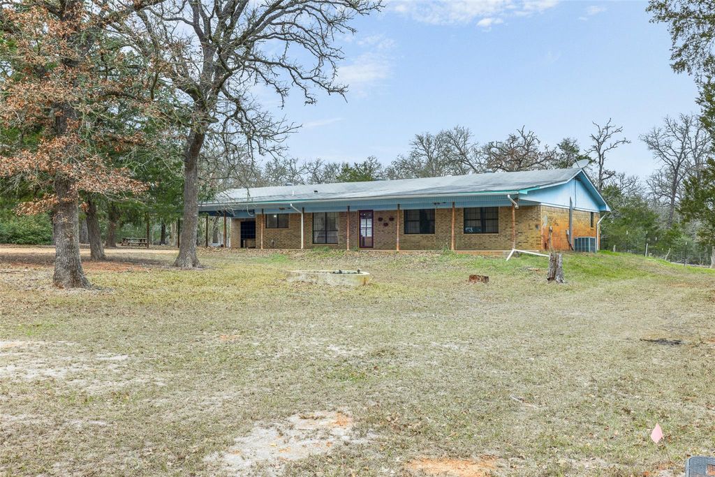 150 Turner LN, Paige, TX 78659