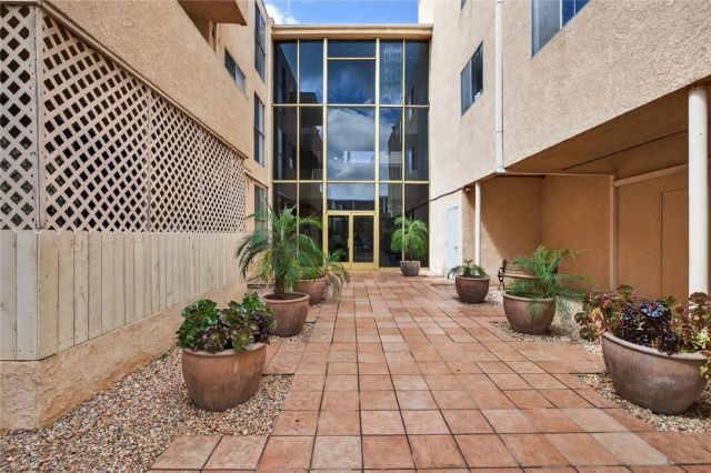 5429 Newcastle 204, Encino, CA 91316