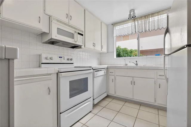 5429 Newcastle 204, Encino, CA 91316