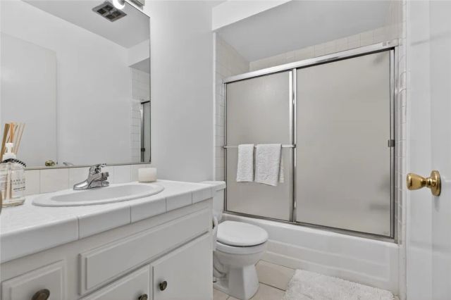 5429 Newcastle 204, Encino, CA 91316