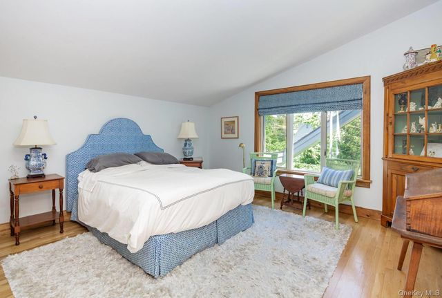 61 Huckleberry Lane, East Hampton, NY 11937
