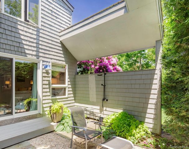 61 Huckleberry Lane, East Hampton, NY 11937