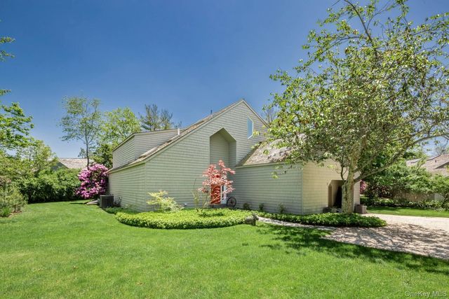61 Huckleberry Lane, East Hampton, NY 11937