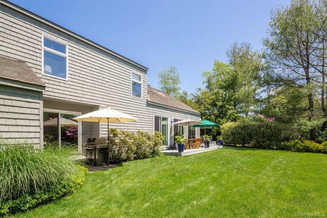 61 Huckleberry Lane, East Hampton, NY 11937