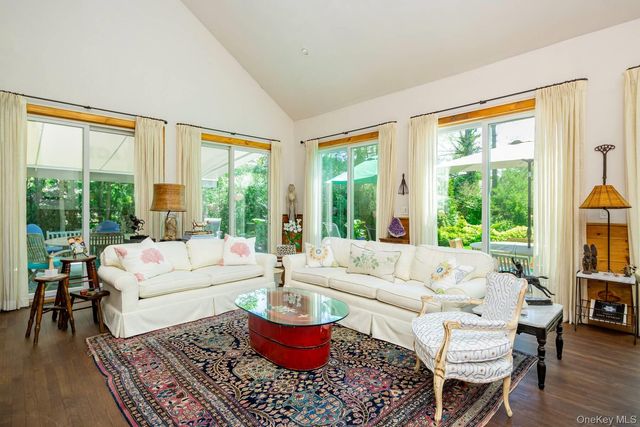 61 Huckleberry Lane, East Hampton, NY 11937