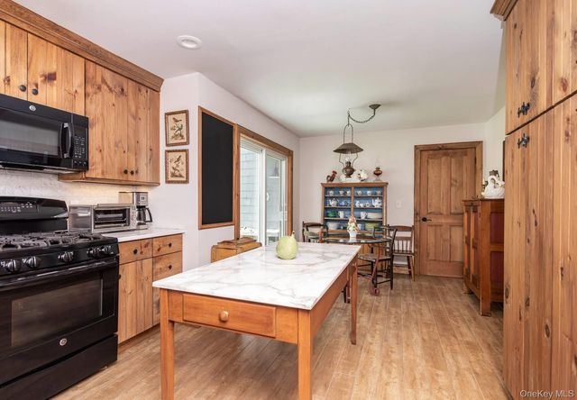 61 Huckleberry Lane, East Hampton, NY 11937