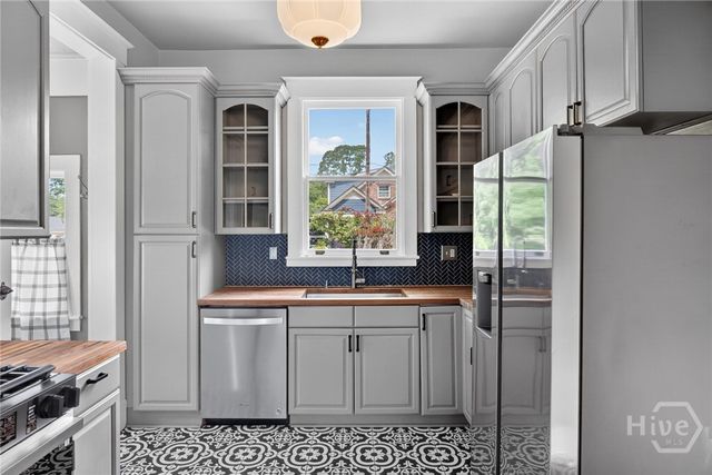 1901 E Henry Street, Savannah, GA 31404