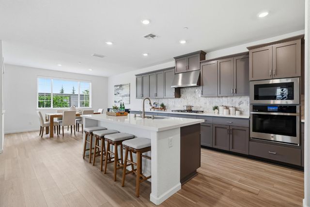 979 Carson River Dr, Lincoln, CA 95648