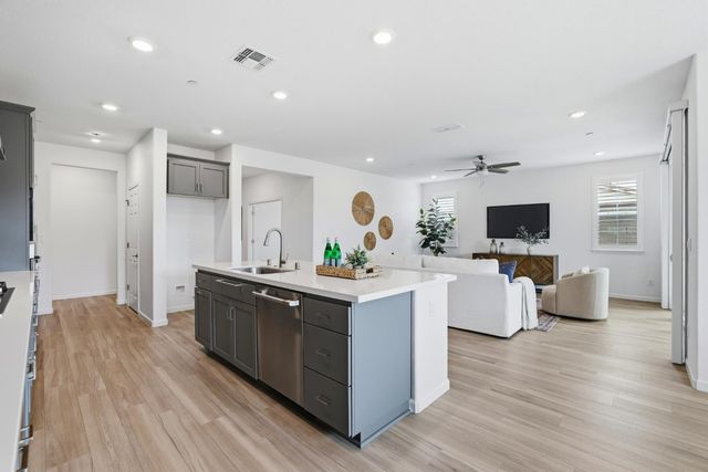 979 Carson River Dr, Lincoln, CA 95648
