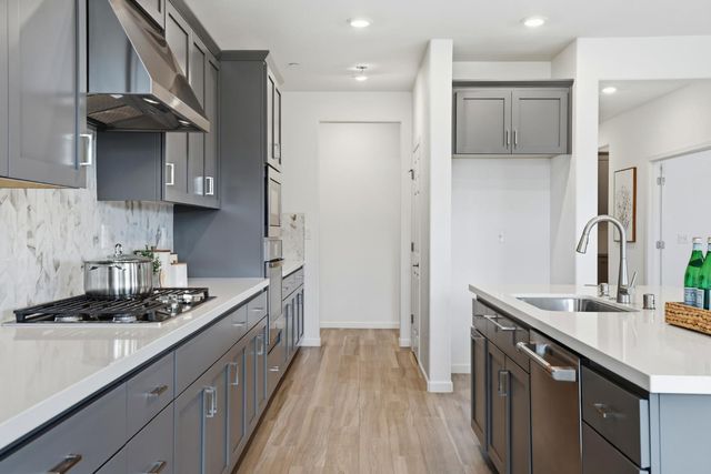 979 Carson River Dr, Lincoln, CA 95648