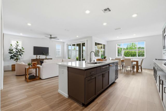 979 Carson River Dr, Lincoln, CA 95648