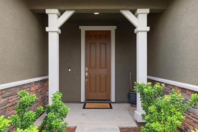 979 Carson River Dr, Lincoln, CA 95648