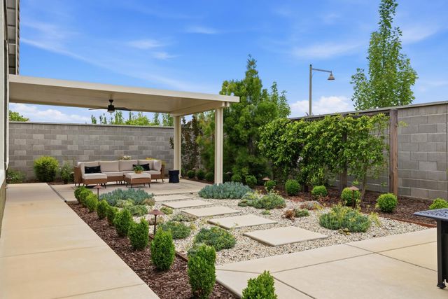 979 Carson River Dr, Lincoln, CA 95648