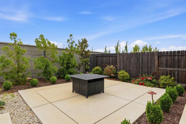 979 Carson River Dr, Lincoln, CA 95648