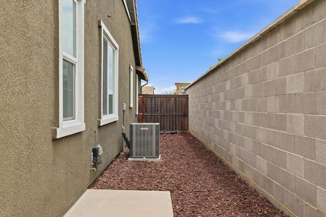 979 Carson River Dr, Lincoln, CA 95648