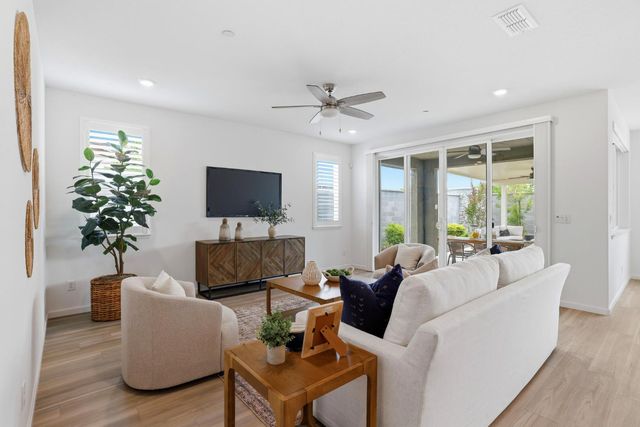 979 Carson River Dr, Lincoln, CA 95648