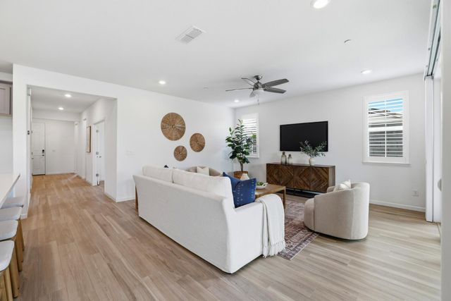 979 Carson River Dr, Lincoln, CA 95648