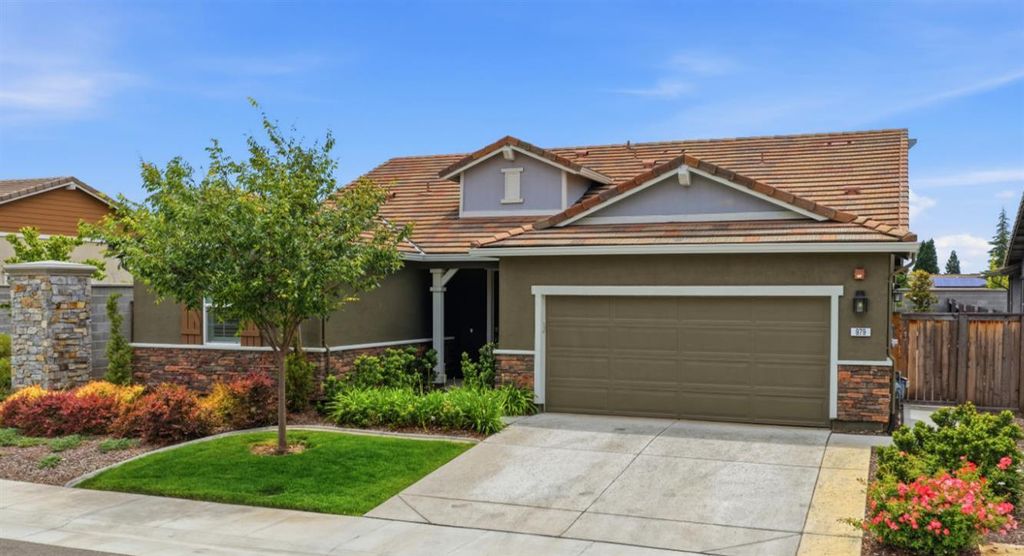 979 Carson River Dr, Lincoln, CA 95648