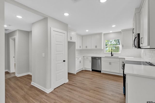 1448 Crescent Dr, Tyler, TX 75702