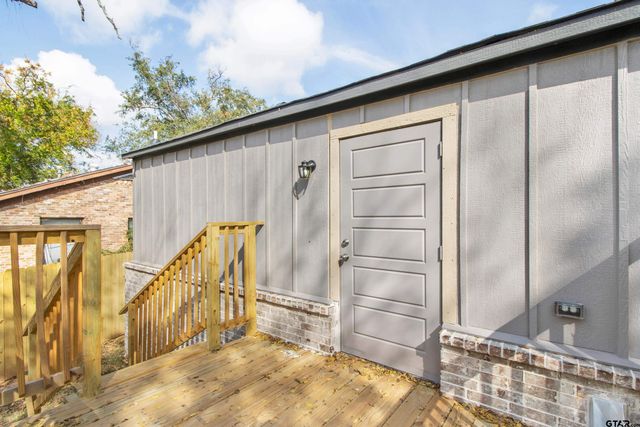 1448 Crescent Dr, Tyler, TX 75702