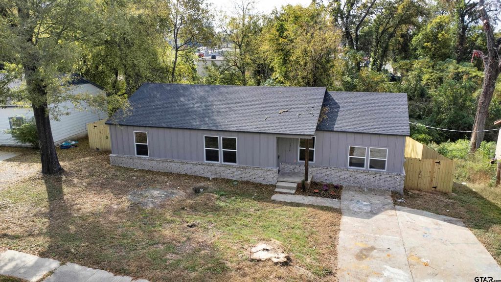 1448 Crescent Dr, Tyler, TX 75702