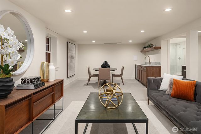 740 22nd Avenue E, Seattle, WA 98112