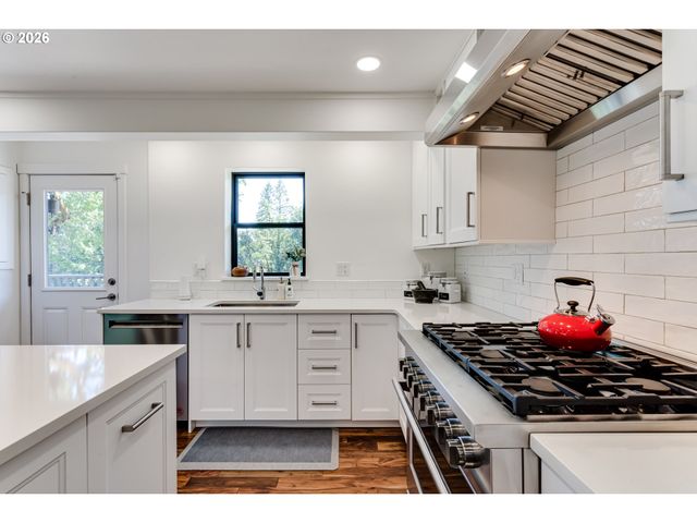 23681 SUTTLE Rd, Veneta, OR 97487