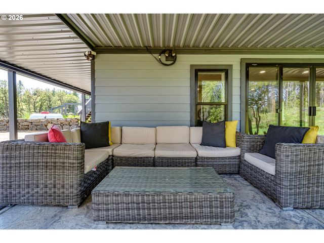 23681 SUTTLE Rd, Veneta, OR 97487