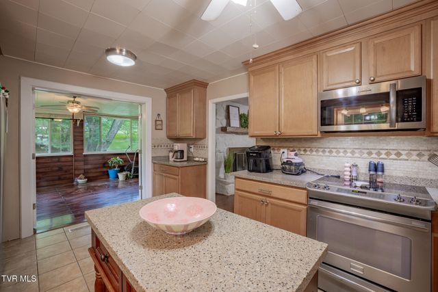 516 Bramblewood Drive, Mount Carmel, TN 37645