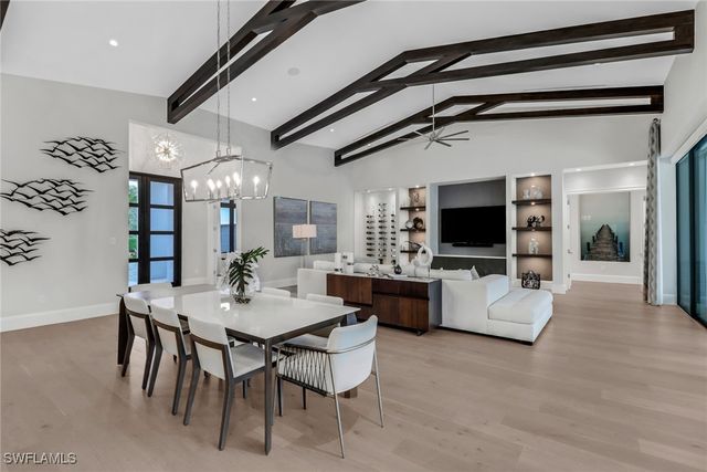 12 Banyan RD, Naples, FL 34108