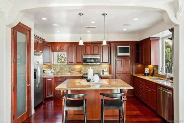 1028 Van Nuys St, San Diego, CA 92109