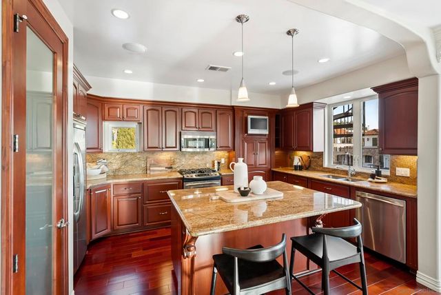 1028 Van Nuys St, San Diego, CA 92109