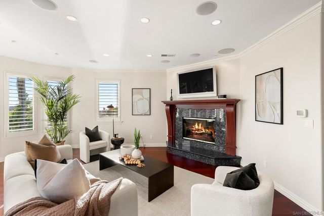 1028 Van Nuys St, San Diego, CA 92109