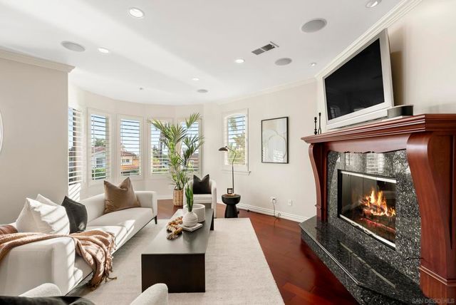 1028 Van Nuys St, San Diego, CA 92109