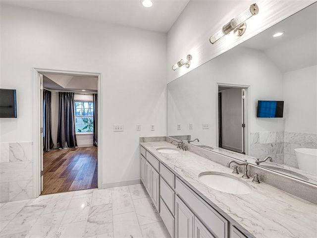 12724 N Torre Pines Lane, Yukon, OK 73099