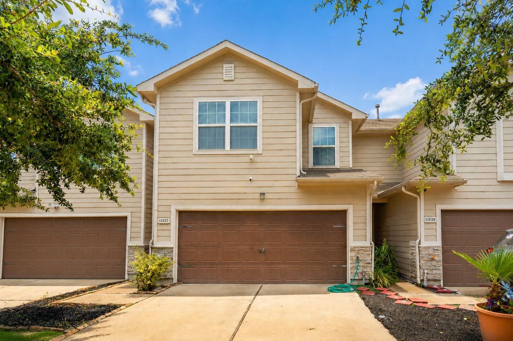 11527 Champions Green Drive, Houston, TX 77066