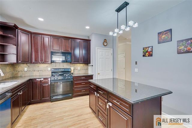 37 E Burgess Drive 37, Piscataway, NJ 08854