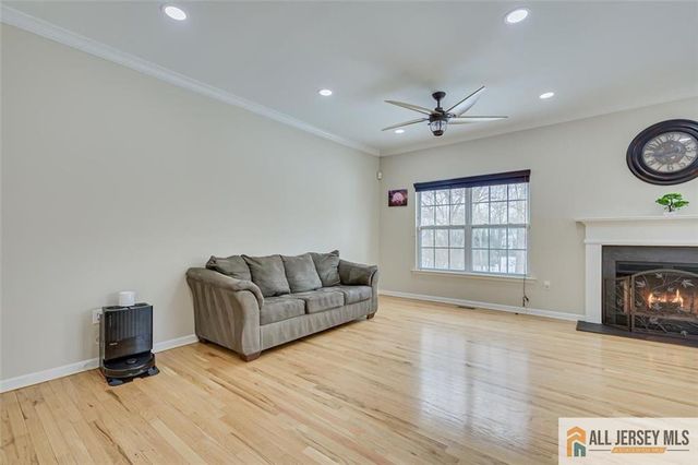 37 E Burgess Drive 37, Piscataway, NJ 08854