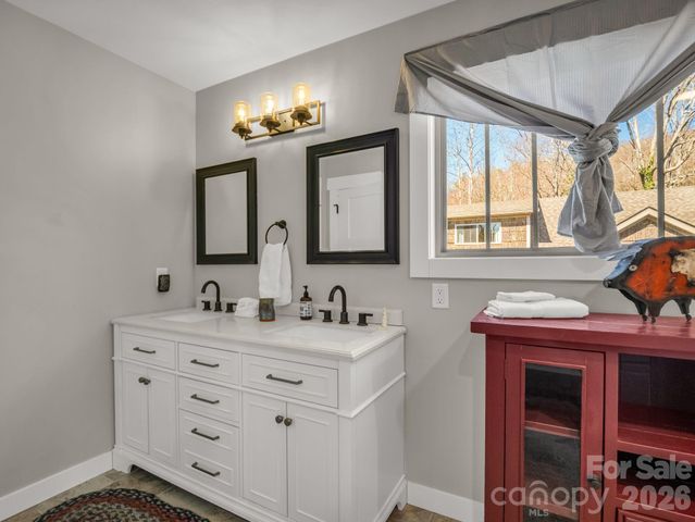 3 Staffordshire Drive, Black Mountain, NC 28711