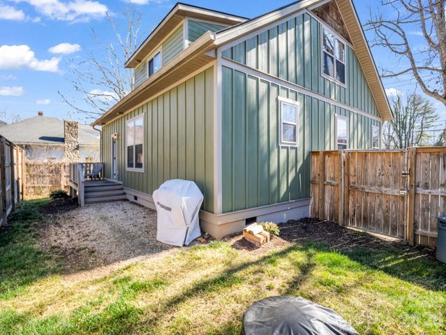 3 Staffordshire Drive, Black Mountain, NC 28711