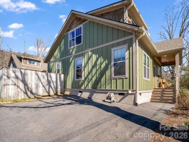 3 Staffordshire Drive, Black Mountain, NC 28711