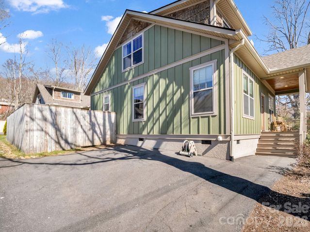 3 Staffordshire Drive, Black Mountain, NC 28711